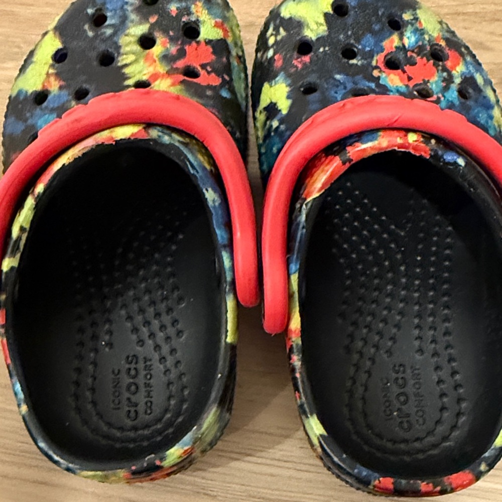 CROCS Kids' Multicolor Slippers with Red Strap - Picture 2 of 3